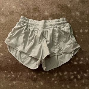 Lululemon White hotty hots, low wasted size 4, 2.5 inch.
